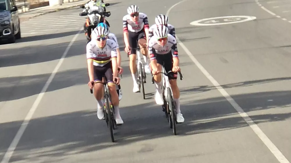 Spanija, Gran Canaria.Slovenski kolesarski as Tadej Pogacar med treningom z ekipo na Kanarskih otokih.Foto: STA