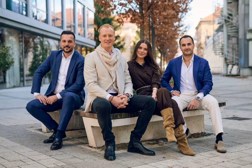 Igor Nekic, generalni direktor, Matej_Sodin, direktor prodaje, Vesna Ponorac in Nader Bawany (ECM_Partne) so predstavili zgodbo novih rezidenc v Novem Vinodolskem. F Vid Rotar