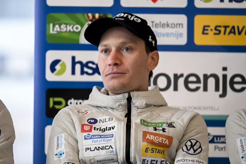Anže Lani&scaron;ek02.12.2025 Novinarska konferenca mo&scaron;ke in ženske članske reprezentance Slovenije po vrnitvi s skandinavske turneje - smučarski skakalciFoto: Nik Erik Neubauer / Foto: Nik Erik Neubauer