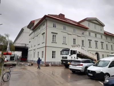 Čeprav bi se dela že morala končati je delovi&scaron;če Palače Cukrarna zelo aktivno. Sprjeeli so anek, ki je projekt podražil in rok podalj&scaron;al.