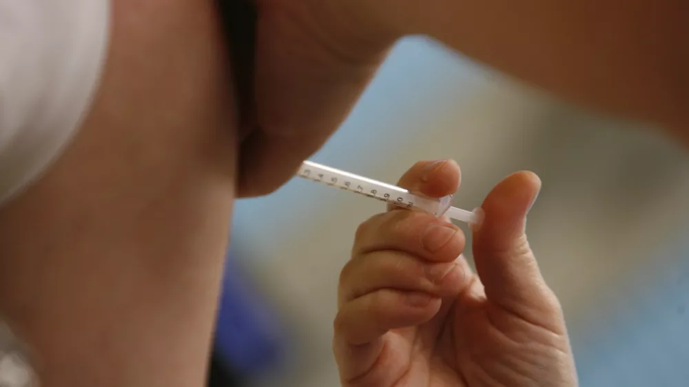 cepivo pandemrix- cepljenje proti pandemski gripi, ki povzroča virus A (H1N1) - Pediatrična klinika/FOTO: Bojan VelikonjaOPOMBA: ZA OBJAVO V ČASOPISU DNEVNIK