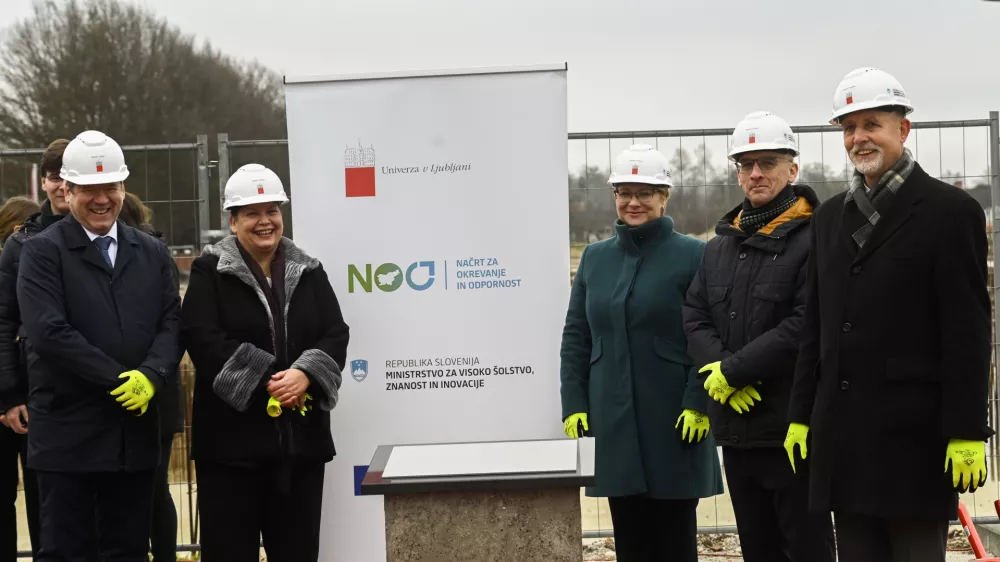 minister za visoko &scaron;olstvo, znanost in inovacije Igor Papič,rektor Univerze v Ljubljani Gregor Majdič,dekanja Veterinarske fakultete UL Breda Jakovac Strajn,vodja predstavni&scaron;tva Evropske komisije v Sloveniji Jerneja Jug Jer&scaron;edirektor Urada RS za okrevanje in odpornost Josip Mihalic; - 15.12.2023 &ndash; gradbi&scaron;če - nova Veterinarska fakulteta Univeze v Ljubljani, Cesta v Mestni log med 47 in 51a - položitev temeljnega kamna za novo Veterinarsko fakulteto UL, //FOTO: Nik Erik Neubauer