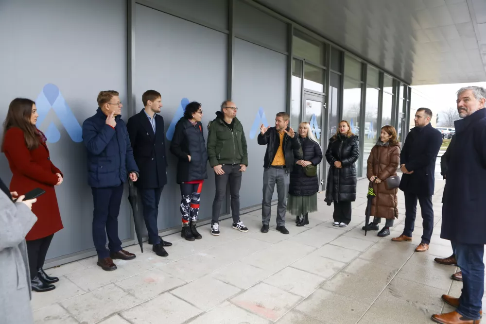 25.11.2025 - projekt Gazela 2025 zaključek z namestitvijo plo&scaron;čice z imenom podjetja, zlate gazele 2025 na klop v Tehnolo&scaron;kem parku. Tehnol&scaron;ki park. Zlata gazela 2025 - DOCENTRIC d.o.oFoto: Luka Cjuha