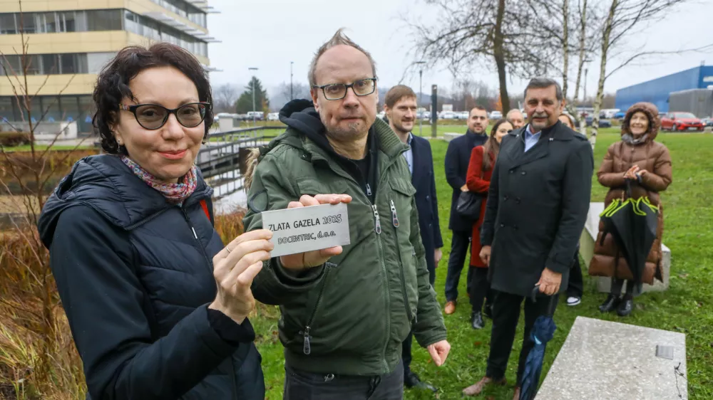 25.11.2025 - projekt Gazela 2025 zaključek z namestitvijo plo&scaron;čice z imenom podjetja, zlate gazele 2025 na klop v Tehnolo&scaron;kem parku. Tehnol&scaron;ki park. Zlata gazela 2025 - DOCENTRIC d.o.oFoto: Luka Cjuha