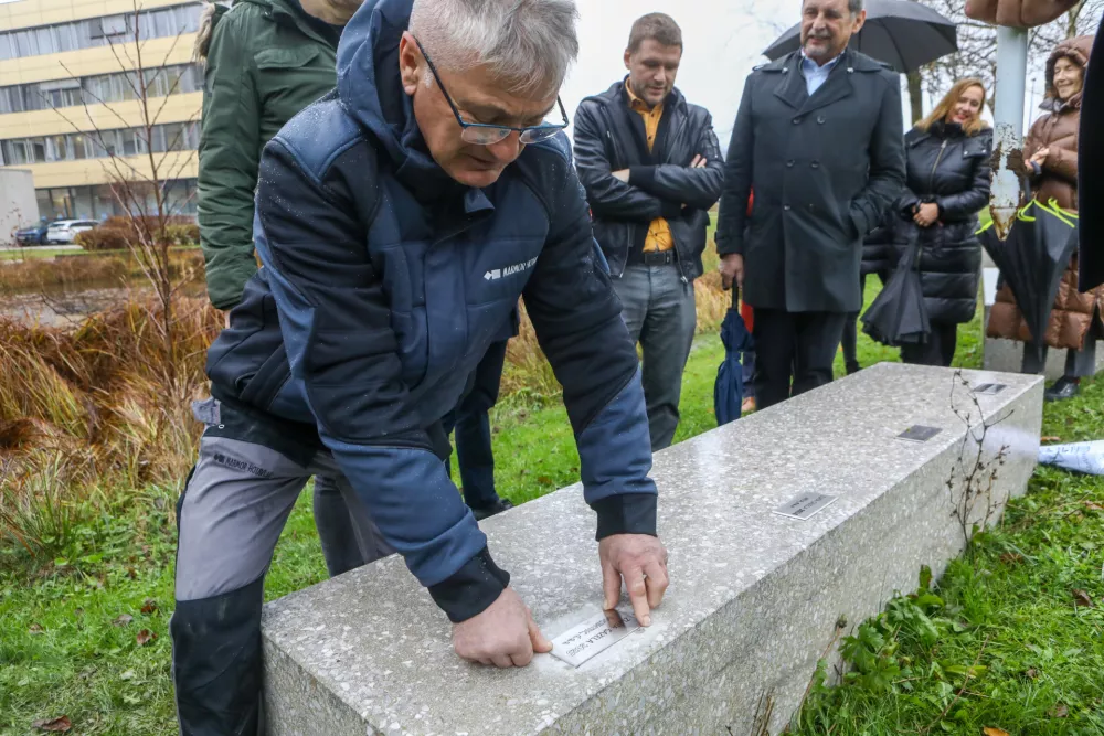 25.11.2025 - projekt Gazela 2025 zaključek z namestitvijo plo&scaron;čice z imenom podjetja, zlate gazele 2025 na klop v Tehnolo&scaron;kem parku. Tehnol&scaron;ki park. Zlata gazela 2025 - DOCENTRIC d.o.oFoto: Luka Cjuha