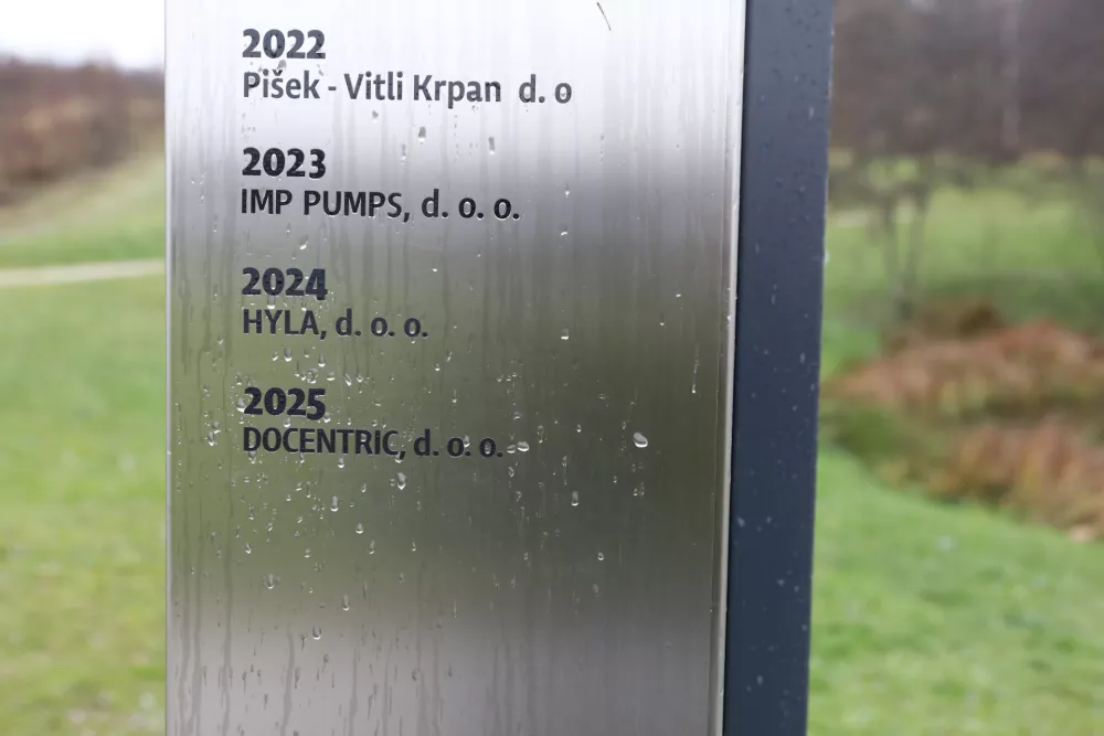 25.11.2025 - projekt Gazela 2025 zaključek z namestitvijo plo&scaron;čice z imenom podjetja, zlate gazele 2025 na klop v Tehnolo&scaron;kem parku. Tehnol&scaron;ki park. Zlata gazela 2025 - DOCENTRIC d.o.oFoto: Luka Cjuha