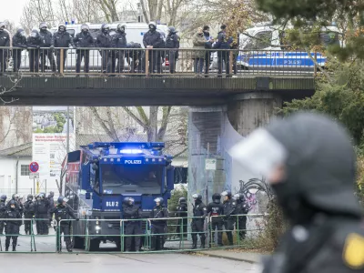 29 November 2025, Hesse, Gie&szlig;en: Police officers block a street near the founding meeting of the new AfD youth organization. Several thousand demonstrators protested against the founding of a new AfD youth organization on Saturday. Its predecessor, Junge Alternative, which had been classified as right-wing extremist, had dissolved itself. Photo: Boris Roessler/dpa