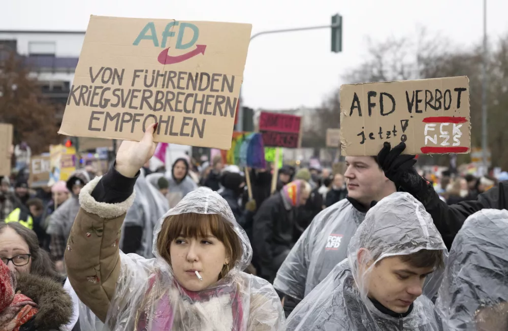 29 November 2025, Hesse, Gie&szlig;en: Participants from various organizations protest in Giessen against the founding meeting of the new AfD youth organization. Several thousand demonstrators protested against the founding of a new AfD youth organization on Saturday. Its predecessor, Junge Alternative, which had been classified as right-wing extremist, had dissolved itself. Photo: Boris Roessler/dpa