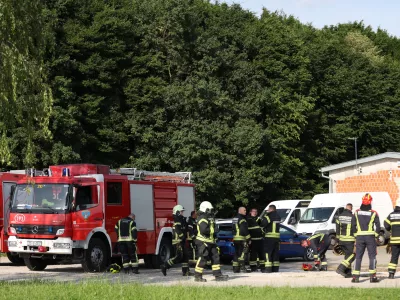 25.05.2024., Zagreb - U sumi juzno od Kerestinca pao je manji sportski zrakoplov. Na teren su izasle dezurne sluzbe te je mjesto dogadjaja osigurano. Vatrogasci na mjestu nesrece. Photo: Igor Kralj/PIXSELL
