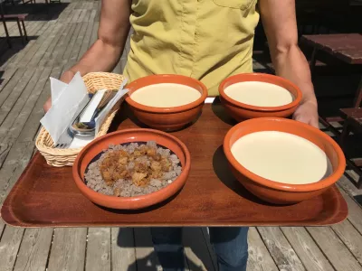 Pravo krvav&scaron;ko kislo mleko in žganci, brunarica Sonček, Krvavec