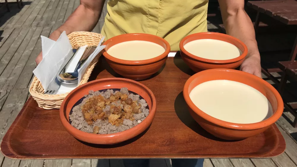 Pravo krvav&scaron;ko kislo mleko in žganci, brunarica Sonček, Krvavec