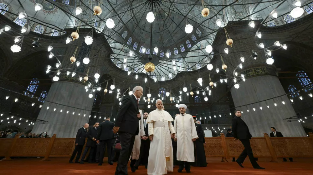 29 November 2025, Turkey, Istanbul: Pope Leo XIV visits the Sultan Ahmed Mosque (Blue Mosque), in Istanbul. Photo: Vatican Media/IPA via ZUMA Press/dpa