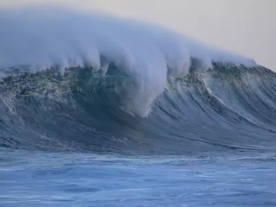 Močni valovi, ki so ponekod značilni za zimski čas. Slika je simbolična. / Foto: Istock