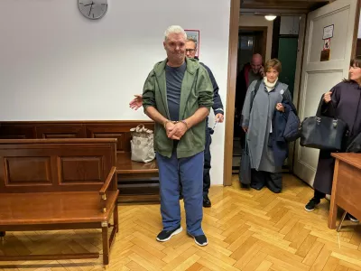 Sedemletnico je 65-letni Janez otipaval, poljubljal, snemal