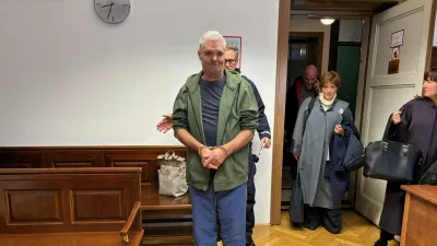 Sedemletnico je 65-letni Janez otipaval, poljubljal, snemal