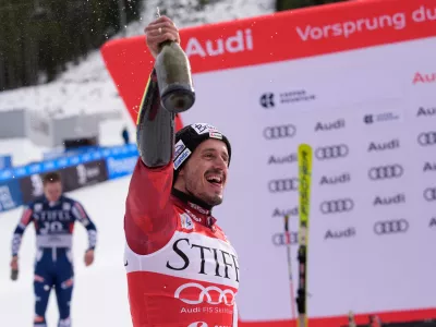 First place finisher Austria's Stefan Brennsteiner celebrates after a World Cup men's giant slalom skiing race, Friday, Nov. 28, 2025, in Copper Mountain. (AP Photo/Robert F. Bukaty)