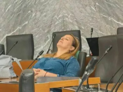 Lena Grgurević v parlamentu ni spala, kot so namigovali njeni parlamentarni kolegi, ampak razmi&scaron;ljala. 