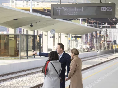 Ljubljana, Zelezniska postaja Ljubljana.Izjava za medije ministrice za infrastrukturo Alenke Bratusek in generalnega direktorja Slovenskih zeleznic Dusana Mesa ob prihodu prvega vlaka na zeleznisko postajo Ljubljana po novih tirih ter zakljucku faze B in zacetku faze C.