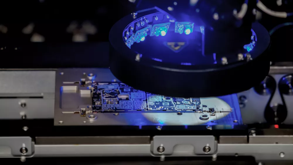 Sodobni pametni telefon sestavljajo okoli 3 dni. Veliko časa pa je namenjenega rpeverjanju kvalitete. 