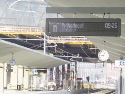 Ljubljana, Zelezniska postaja Ljubljana.Izjava za medije ministrice za infrastrukturo Alenke Bratusek in generalnega direktorja Slovenskih zeleznic Dusana Mesa ob prihodu prvega vlaka na zeleznisko postajo Ljubljana po novih tirih ter zakljucku faze B in zacetku faze C.Zelezniska postaja Ljubljana.