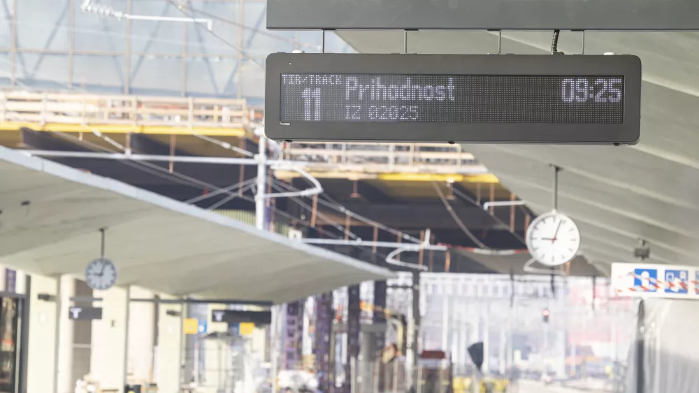 Ljubljana, Zelezniska postaja Ljubljana.Izjava za medije ministrice za infrastrukturo Alenke Bratusek in generalnega direktorja Slovenskih zeleznic Dusana Mesa ob prihodu prvega vlaka na zeleznisko postajo Ljubljana po novih tirih ter zakljucku faze B in zacetku faze C.Zelezniska postaja Ljubljana.