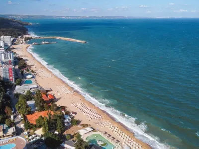 Varna/Bulgarien - Sommerurlaub am Schwarzen Meer Hotels am Strand vom Schwarzen Meer bei Varna Warna in Bulgarien Drohnenaufnahme Varna Bulgarien *** Varna Bulgaria Black Sea Summer Vacation Hotels on the Black Sea Beach near Varna Varna in Bulgaria Drone Shot Varna Bulgaria Copyright: xEHLxMedia/Erik-HolmxLanghofx 230908_sommer-bulgarien_37,Image: 804583705, License: Rights-managed, Restrictions: imago is entitled to issue a simple usage license at the time of provision. Personality and trademark rights as well as copyright laws regarding art-works shown must be observed. Commercial use at your own risk., Model Release: no