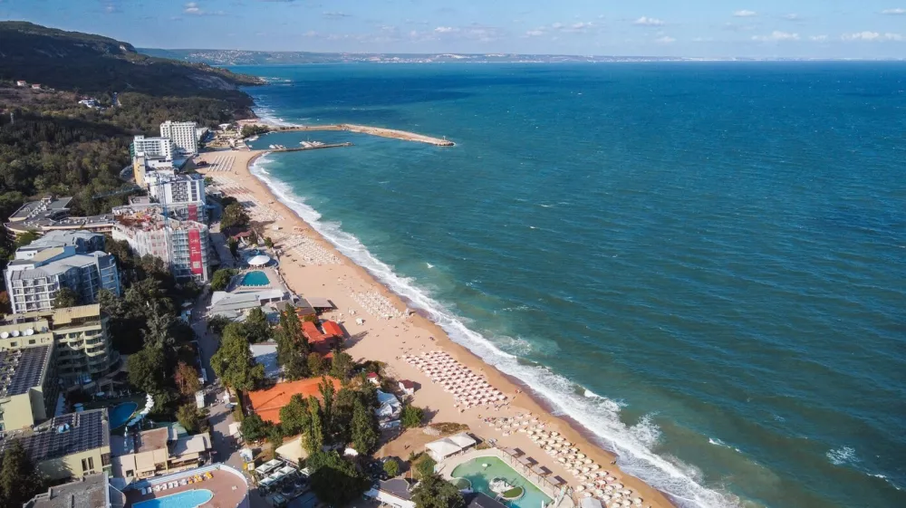 Varna/Bulgarien - Sommerurlaub am Schwarzen Meer Hotels am Strand vom Schwarzen Meer bei Varna Warna in Bulgarien Drohnenaufnahme Varna Bulgarien *** Varna Bulgaria Black Sea Summer Vacation Hotels on the Black Sea Beach near Varna Varna in Bulgaria Drone Shot Varna Bulgaria Copyright: xEHLxMedia/Erik-HolmxLanghofx 230908_sommer-bulgarien_37,Image: 804583705, License: Rights-managed, Restrictions: imago is entitled to issue a simple usage license at the time of provision. Personality and trademark rights as well as copyright laws regarding art-works shown must be observed. Commercial use at your own risk., Model Release: no