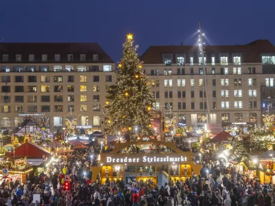 591. Dresdner Striezelmarkt Der Dresdner Striezelmarkt ist ein Weihnachtsmarkt in Dresden. Er wird seit 1434 im Advent meistens auf dem Altmarkt veranstaltet und zieht j&auml;hrlich durchschnittlich rund zwei Millionen Besucher an. Er ist der &auml;lteste, mit einer Urkunde best&auml;tigte Weihnachtsmarkt Deutschlands. Erzgebirgischer Weihnachtsschmuck. Dresden Sachsen Deutschland *** 591 Dresden Striezelmarkt The Dresden Striezelmarkt is a Christmas market in Dresden It has been held in Advent since 1434, usually on the Altmarkt square, and attracts an average of around two million visitors every year It is the oldest Christmas market in Germany, confirmed by a certificate Erzgebirgischer Weihnachtsschmuck Dresden Saxony Germany,Image: 1054775697, License: Rights-managed, Restrictions: imago is entitled to issue a simple usage license at the time of provision. Personality and trademark rights as well as copyright laws regarding art-works shown must be observed. Commercial use at your own risk., Model Release: no