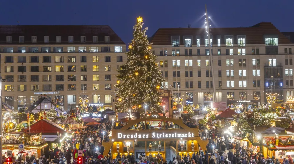 591. Dresdner Striezelmarkt Der Dresdner Striezelmarkt ist ein Weihnachtsmarkt in Dresden. Er wird seit 1434 im Advent meistens auf dem Altmarkt veranstaltet und zieht j&auml;hrlich durchschnittlich rund zwei Millionen Besucher an. Er ist der &auml;lteste, mit einer Urkunde best&auml;tigte Weihnachtsmarkt Deutschlands. Erzgebirgischer Weihnachtsschmuck. Dresden Sachsen Deutschland *** 591 Dresden Striezelmarkt The Dresden Striezelmarkt is a Christmas market in Dresden It has been held in Advent since 1434, usually on the Altmarkt square, and attracts an average of around two million visitors every year It is the oldest Christmas market in Germany, confirmed by a certificate Erzgebirgischer Weihnachtsschmuck Dresden Saxony Germany,Image: 1054775697, License: Rights-managed, Restrictions: imago is entitled to issue a simple usage license at the time of provision. Personality and trademark rights as well as copyright laws regarding art-works shown must be observed. Commercial use at your own risk., Model Release: no