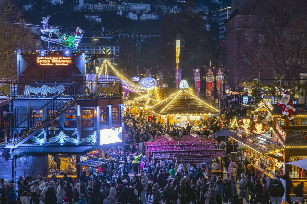 Der Stuttgarter Weihnachtsmarkt z&auml;hlt mit rund 3,5 Millionen Besuchern zu den gr&ouml;&szlig;ten und sch&ouml;nsten in ganz Deutschland. Weihnachtspyramide und Riesenrad am Schlossplatz. // 29.11.2025. Stuttgart, Baden-W&uuml;rttemberg, Deutschland *** With around 3.5 million visitors, the Stuttgart Christmas market is one of the largest and most beautiful in Germany Christmas pyramid and Ferris wheel at Schlossplatz 29 11 2025 Stuttgart, Baden W&uuml;rttemberg, Germany,Image: 1055582688, License: Rights-managed, Restrictions: imago is entitled to issue a simple usage license at the time of provision. Personality and trademark rights as well as copyright laws regarding art-works shown must be observed. Commercial use at your own risk., Model Release: no