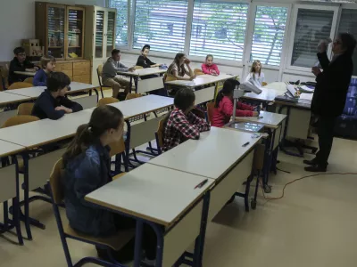 - Osnovna &scaron;ola Valentina Vodnika v Ljubljani - razred - učilnica - osnovno&scaron;olci - učenci - &scaron;olstvo    - 07.05.2015 - Nacionalno preverjanje znanja (NPZ) v osnovnih &scaron;olah - pisno preverjanje znanja iz maternega jezika za učence 6. in 9. razreda -    //FOTO: Jaka Gasar