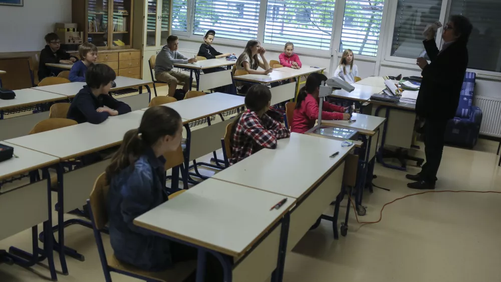 - Osnovna &scaron;ola Valentina Vodnika v Ljubljani - razred - učilnica - osnovno&scaron;olci - učenci - &scaron;olstvo    - 07.05.2015 - Nacionalno preverjanje znanja (NPZ) v osnovnih &scaron;olah - pisno preverjanje znanja iz maternega jezika za učence 6. in 9. razreda -    //FOTO: Jaka Gasar