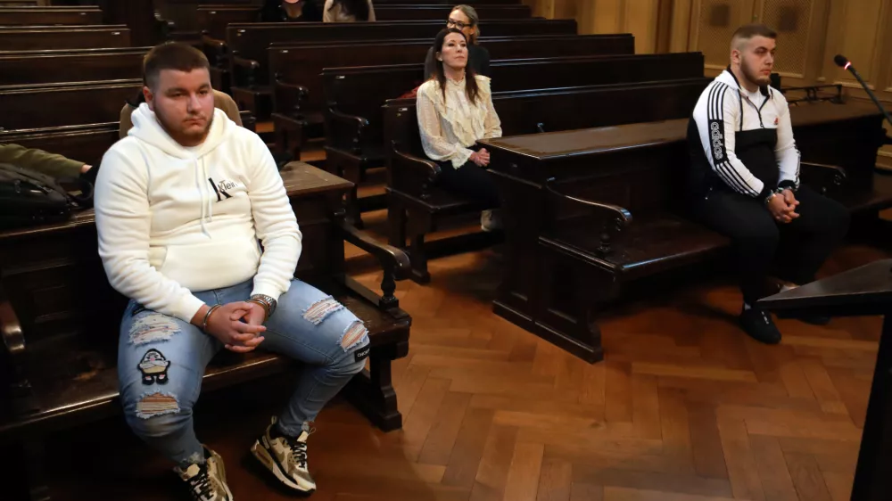 11.11.2025 - sodi&scaron;če, obdolžena Novak Leonardo (levo v beli majici) in Novak ArsenFoto: Tomaž Skale