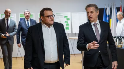 Ljubljana, Hisa EU.Konferenca o napredku Slovenije, trenutnih izzivih in strateski usmeritvi na podrocju stanovanjske politike in nalozb, ki jo organizirajo ministrstvo za solidarno prihodnost, CEB in EIB Group.Minister za solidarno prihodnost Simon Maljevac in predsednik vlade Robert Golob.