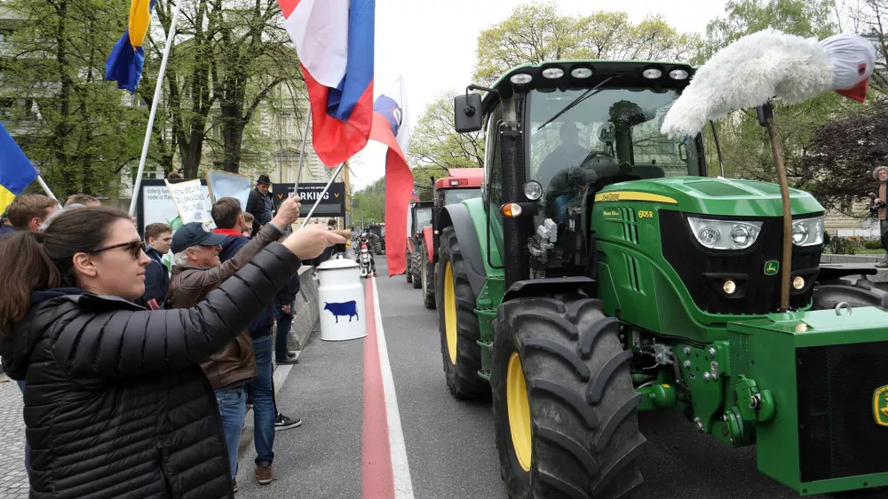 - traktorji - - 25.04.2023 &ndash; drugi protest kmetov pred poslopjem parlamenta v Ljubljani &ndash; protestni shod zaradi nezadovoljstva, vrste zahtev do kmetov in perečih težav v kmetijstvu - Sindikat kmetov Slovenije -//FOTO: Tomaž Skale