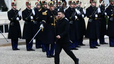 Ukrainian President Volodymyr Zelenskiy arrives for a meeting with French President Emmanuel Macron (not seen) at the Elysee Palace in Paris, France, December 1, 2025. REUTERS/Gonzalo Fuentes