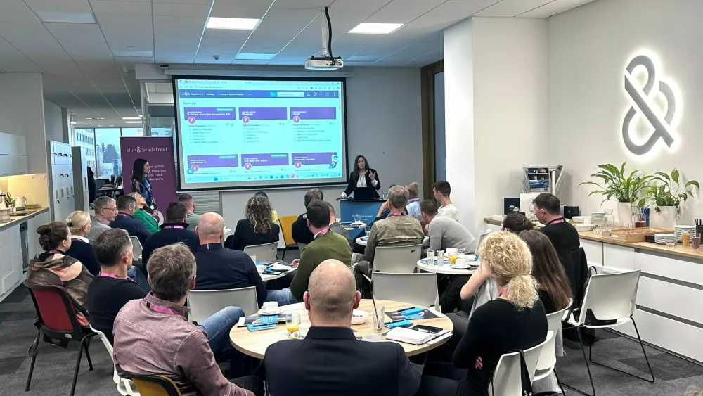 "Izkoristite moč podatkov za ciljno usmerjeno prodajo in marketing - na&scaron;a re&scaron;itev D&B Hoovers vam ponuja ravno to: v tujini poi&scaron;čite nove in prave stranke za va&scaron; posel, preverite bonitetno oceno in finančno kondicijo podjetja pred sklenitvijo pogodbe, s segmentacijo in personalizirano ponudbo povečajte odzivnost in stopnjo konverzije, identificirajte ključne odločevalce v podjetju in skraj&scaron;ajte prodajni cikel." - Petra Lov&scaron;in, svetovalka za razvoj poslovanja (Foto: Dun&Bradstreet)