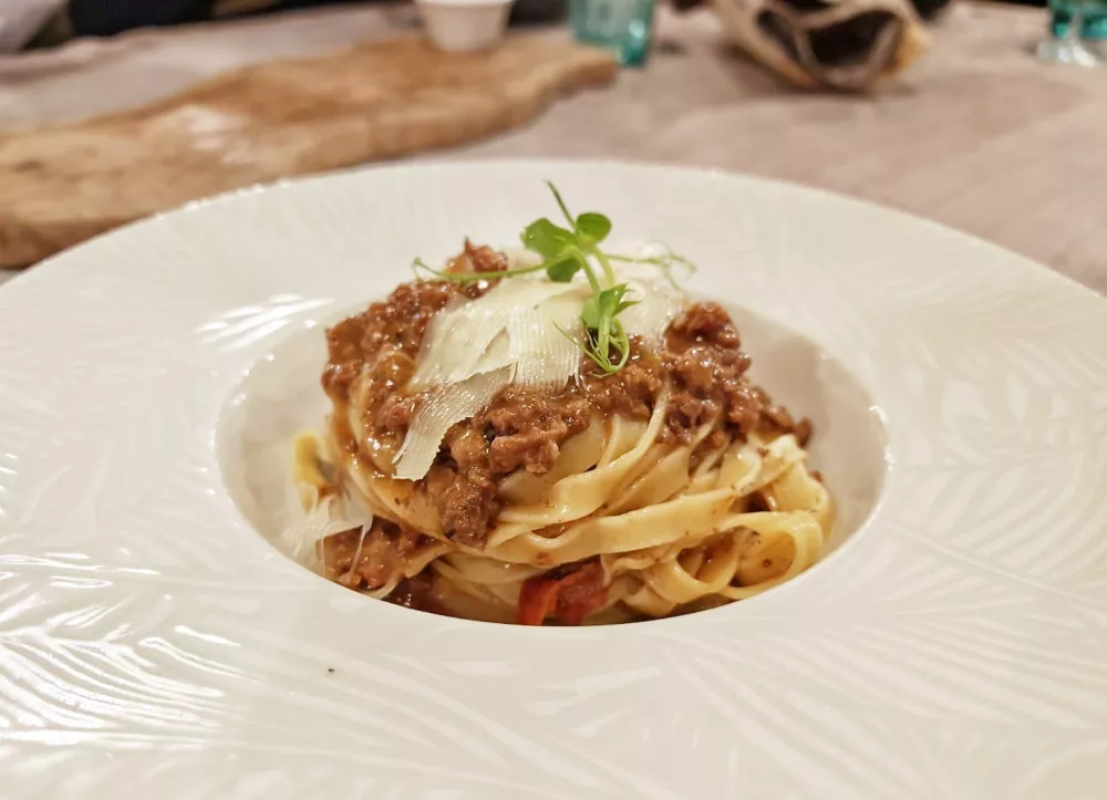 Rezanci z oslom, Konoba Rino