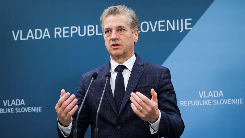 Ljubljana, vlada.Izjava za medije po sestanku predsednika vlade Roberta Goloba s predstavniki zdruzenj obcin in mestnih obcin, skupnosti obcin in razvojnih centrov o noveli zakona o skladnem regionalnem razvoju.