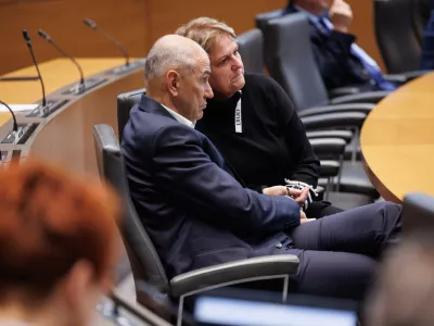 Ljubljana, DZ.Izredna seja DZ, na kateri so razglasili ustavni zakon o vpisu pravice do placevanja z gotovino v ustavo ter potrdili poslanski mandat Mateji Zupan Josipovic.Predsednik SDS Janez Jansa in poslanka SDS Jelka Godec.