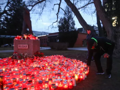 Sveče pred spomenikom Rudar v Velenju / Foto: Bojan Velikonja