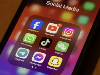 Ves svet je dosegljiv prek zaslona telefona. / Foto: Istock