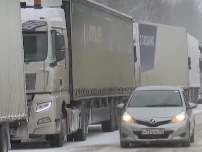 Tovornjaki v vrsti / Foto: Zajem Zaslona