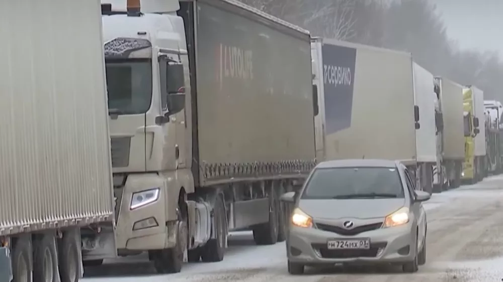 Tovornjaki v vrsti / Foto: Zajem Zaslona