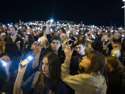 ZA OBJEKTIVNUJNO VKLJUČI V IZBOR16 minut ti&scaron;ine01.11.2025 - Spominski shod v Novem Sadu eno leto po padcu nadstre&scaron;ka na železni&scaron;ki postaji v Novem Sadu, ki je zahteval življenja 16 ljudi in zanetil množične protivladne proteste, Novi Sad, Srbija. FOTO: Nik Erik Neubauer
