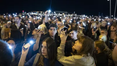 ZA OBJEKTIVNUJNO VKLJUČI V IZBOR16 minut tišine01.11.2025 - Spominski shod v Novem Sadu eno leto po padcu nadstreška na železniški postaji v Novem Sadu, ki je zahteval življenja 16 ljudi in zanetil množične protivladne proteste, Novi Sad, Srbija. FOTO: Nik Erik Neubauer