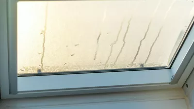 Bavaria, Germany - November 16, 2025: A fogged-up skylight on a cold winter day. Moisture and condensation collect on the pane, revealing typical problems associated with cold temperatures, high humidity, and poor insulation in the interior. *** Beschlagenes Dachfenster an einem kalten Wintertag. Feuchtigkeit und Kondensation sammeln sich auf der Scheibe und zeigen typische Probleme bei K&auml;lte, hoher Luftfeuchtigkeit und schlechter D&auml;mmung im Innenraum.,Image: 1052737436, License: Rights-managed, Restrictions: imago is entitled to issue a simple usage license at the time of provision. Personality and trademark rights as well as copyright laws regarding art-works shown must be observed. Commercial use at your own risk., Model Release: no