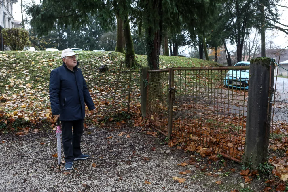 16.11.2025 - Zapor Pov&scaron;etova gospod Refik stanovalec ob zaporu.Foto: Luka Cjuha