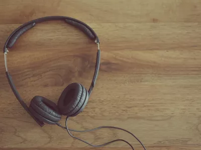 Slu&scaron;alke simbolična fotografija