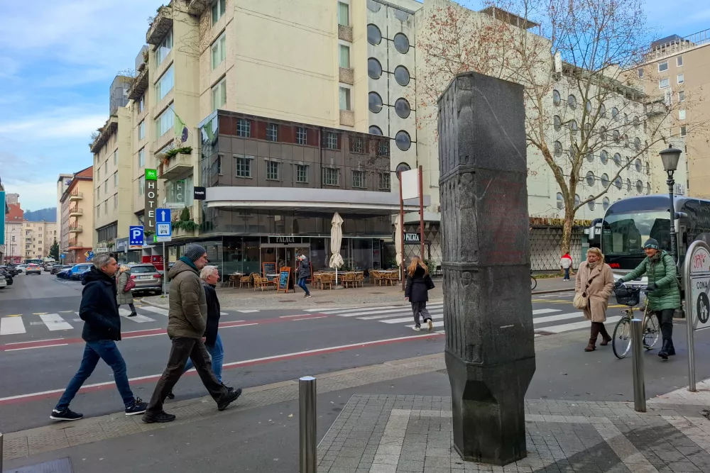 1.12.2025 - Spomenik ženam na Miklo&scaron;ičevi cesti - TUKAJPRED SODNI&Scaron;KIMI ZAPORIJE 1 AVG. 1943 LETAVELIKA MNOŽICAŽENA MOŽ IN MLADINEDEMONSTRIRALAPROTIFA&Scaron;ISTIČNEMU NASILJUMANIFESTIRALAZA OSVOBODILNO FRONTOIN ZAHTEVALADA UKOPATORIZPUSTIIZ ZAPOROV IN TABORI&Scaron;ČBORCE ZA SVOBODO.Foto: Luka Cjuha